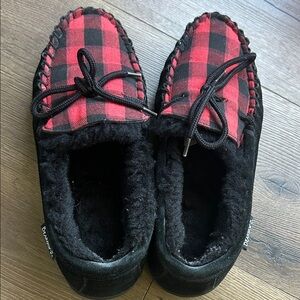 BearPaw Red and Black Plaid Moccasin Slippers !! Size 9